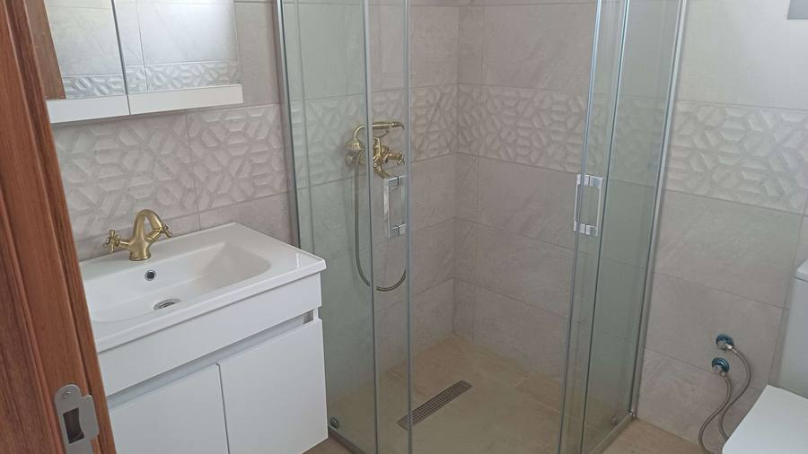 Badezimmer mit ebenerdiger Dusche