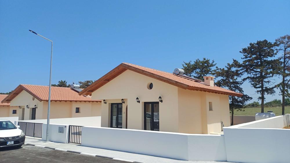 Außenansicht der Villa mit Terrasse und Zufahrt